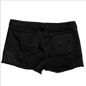 Torrid Vintage Stretch Crochet Raw Hem Shorts 22